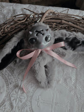 Load image into Gallery viewer, Cornua-Alien