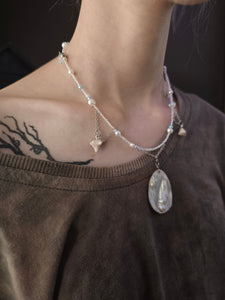 Pearlescent necklace