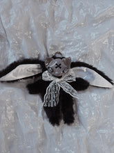 Load image into Gallery viewer, Hypnotized Batling
