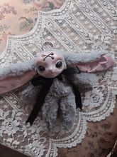 Load image into Gallery viewer, Buggy Alien Meep
