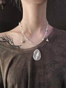 Pearlescent necklace
