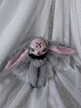 Load image into Gallery viewer, Peach Bun
